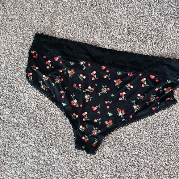 Torrid Curve Women’s Panties with Cherry’s
Size 4 (26)
NWT - Picture 3 of 6